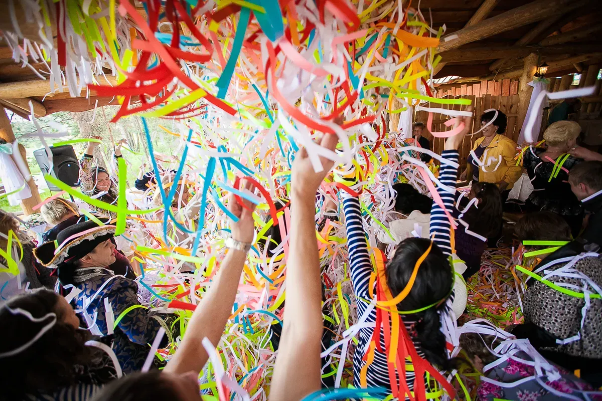 Фольгированное, бумажное и спагетти шоу