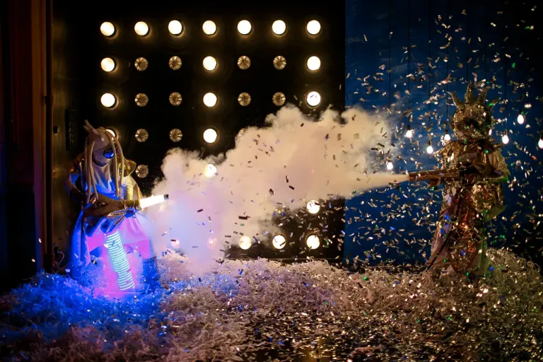 Фольгированное, бумажное и спагетти шоу